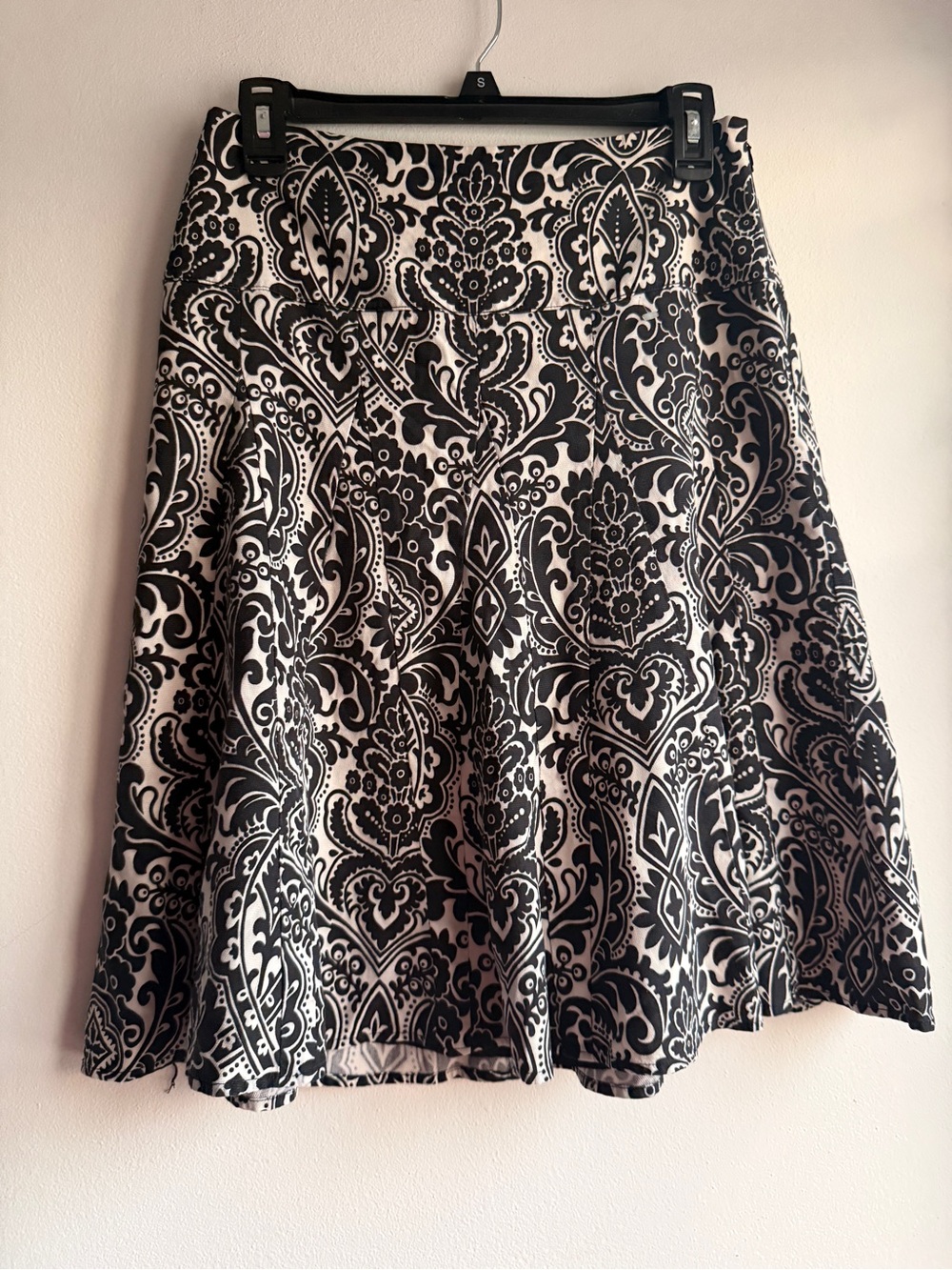 Ann Taylor Black & Cream Paisley Patterned A-Line Skirt Pleated Size 4